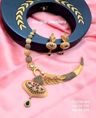 Antique  jewellery.    ( short set)